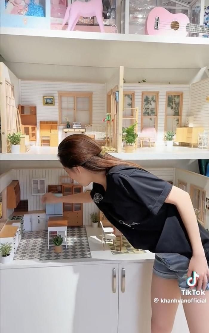 Khánh Vân còn dùng hẳn một căn phòng để thiết kế phòng làm việc đồng thời trưng bày những món quà được người hâm mộ gửi tặng. (Ảnh chụp màn hình)