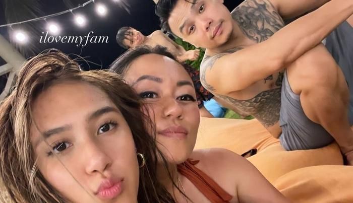 Khoảnh khắc selfie của Tylin Ngô và mẹ