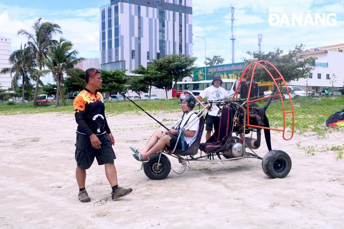 Bên cạnh hoạt động trình diễn, người dân, du khách có thể đăng ký bay dù lượn cùng phi công.