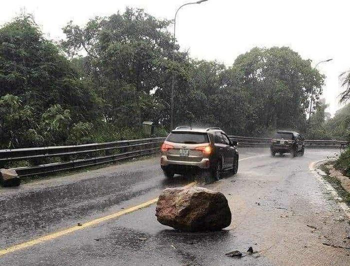Một tảng đá to rơi xuống đèo Bảo Lộc.