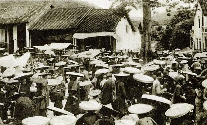 Nón thượng trong một buổi chợ ở Hà Nội