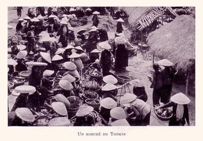 Vào những năm 1940, có vùng chợ đội toàn nón chóp
