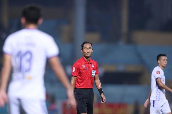 Trọng tài Lê Vũ Linh bị CĐV Nam Định phản ứng ở trận Hà Nội-Thép Xanh Nam Định. Ảnh: Hoàng Linh