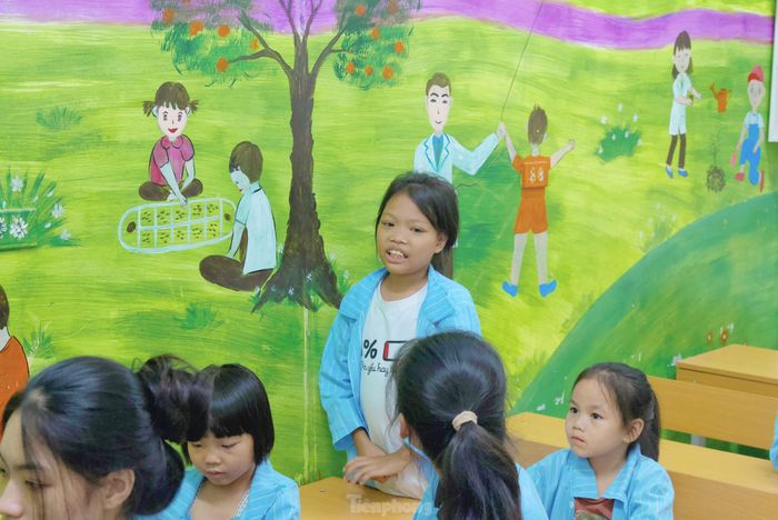 Ngoài việc trang bị thêm các kỹ năng cần thiết, các hoạt động của Đội sinh viên tình nguyện Trường Đại học Vinh còn là liều thuốc tinh thần quý giá, giúp các em vơi đi đau đớn trong quá trình điều trị.