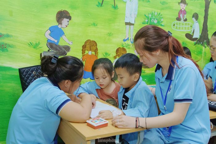 Liên tục nhập viện truyền máu nên việc học của em vì thế mà bị gián đoạn. Khi biết có lớp học này, Phương đã rất háo hức. Những bỡ ngỡ ban đầu cũng dần tan biến. Em nhanh chóng hòa nhịp cùng các bạn để đọc thơ, làm toán, vẽ tranh, tô màu. “Con được các anh chị tình nguyện dạy kiến thức, kỹ năng sống. Từ khi tham gia lớp học, con thấy vui hơn, tinh thần thoải mái hơn, không còn quá buồn vì phải suốt ngày nằm trên giường bệnh nữa”, Phương tâm sự.