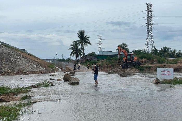 Khu vực đường gom dân sinh cao tốc Vĩnh Hảo - Phan Thiết bị ngập sâu. Ảnh: Q.H
