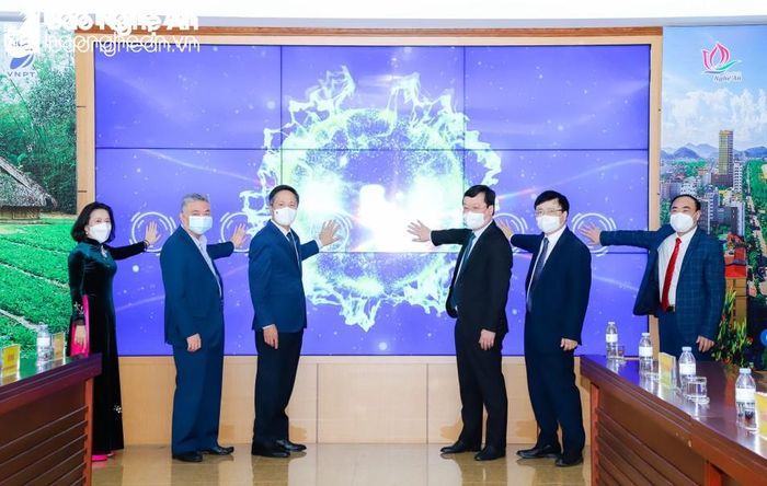  Lãnh đạo tỉnh Nghệ An ấn nút khai trương Cổng thông tin du lịch thông minh. Ảnh Tư liệu BNA 