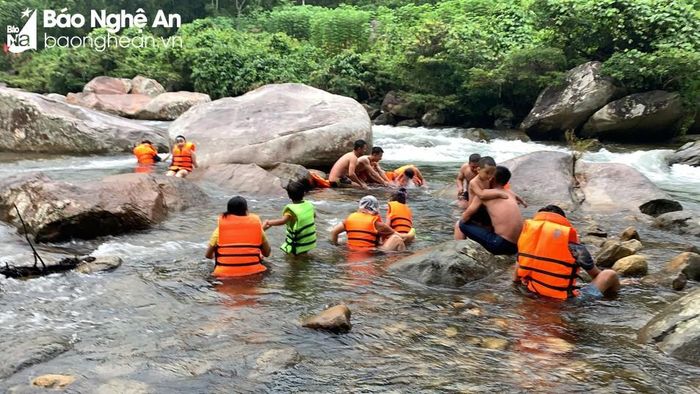  Một hoạt động du lịch trải nghiệm tại thác Sao Va, huyện Quế Phong. Ảnh: Nguyễn Hải 