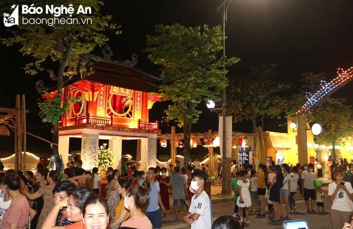  Tái hiện hình ảnh Khuê Văn Các (Hà Nội) tại phố đi bộ Hồ Tùng Mậu -TP Vinh. Ảnh: Nguyễn Hải 