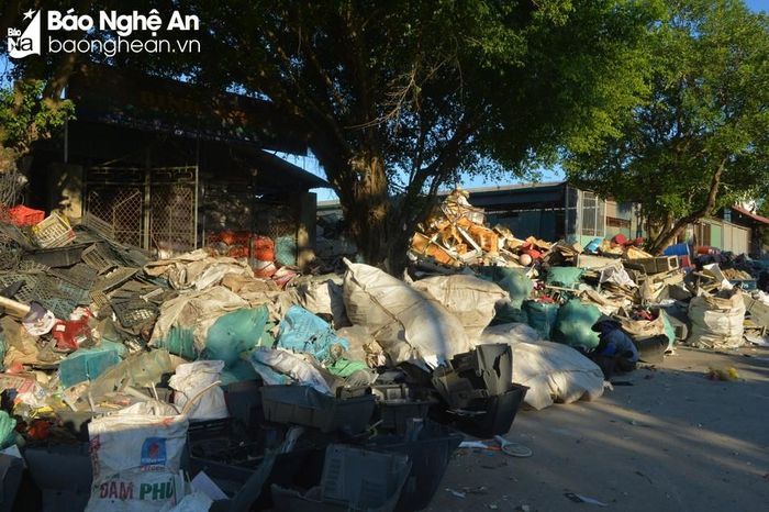 Phế liệu tràn ngập từ trong kho tràn ra ngoài đường. Ảnh: Văn Trường