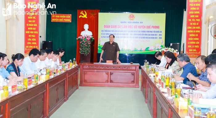 Toàn cảnh cuộc làm việc của Đoàn giám sát Quốc hội về thực hiện 3 chương trình mục tiêu quốc gia với huyện Quế Phong. Ảnh: Thành Duy