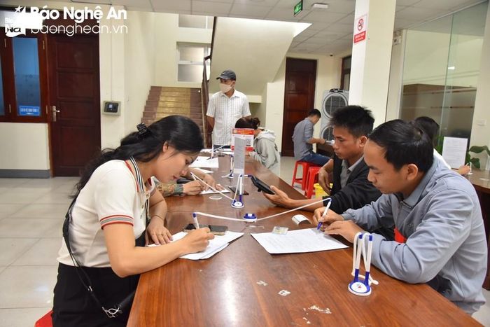 Người dân đến làm thủ tục tại trung tâm hành chính công. Ảnh: Thanh Lê