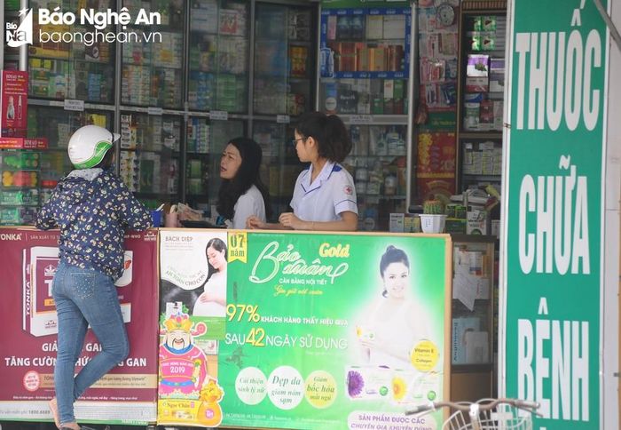 Người khám chữa bệnh bảo hiểm y tế phải tự bỏ thêm tiền mua những thuốc, vật tư y tế thuộc danh mục họ được hưởng. Ảnh: Thành Chung