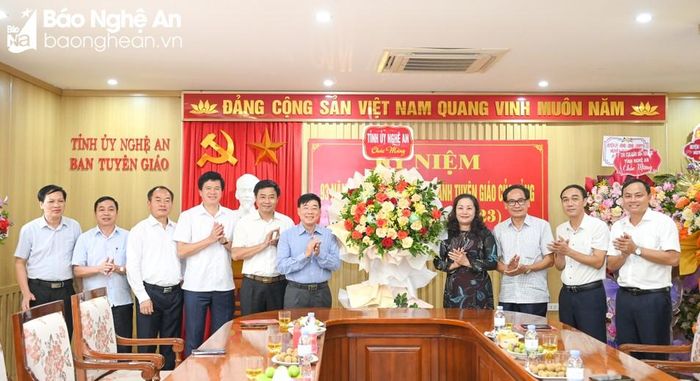 Thường trực Tỉnh ủy chúc mừng Ngày truyền thống ngành Tuyên giáo của Đảng. Ảnh: Thành Cường