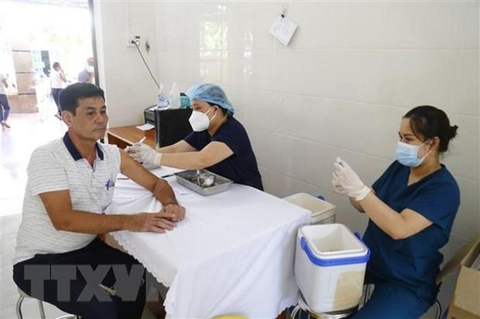 Tiêm vaccine phòng COVID-19. (Ảnh: Nam Sương/TTXVN)