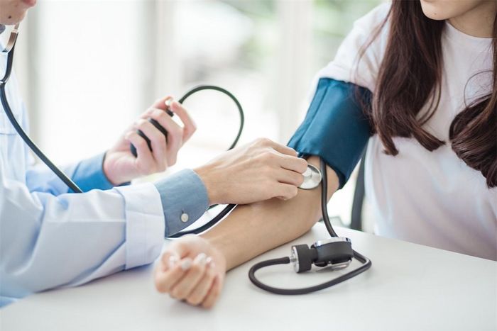 Duy trì mức huyết áp ổn định: Massage chân 10 phút/ lần và ba lần mỗi tuần giúp cải thiện tâm trạng và duy trì mức huyết áp ổn định. Ảnh minh họa