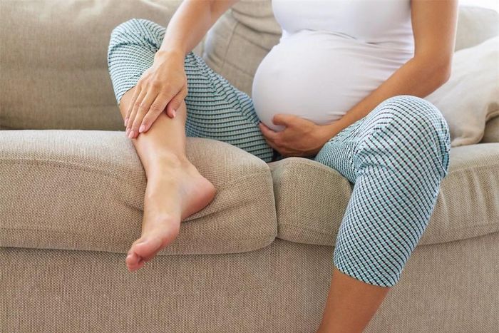 Giảm chuột rút trong thai kỳ: Massage chân đều đặn trước khi đi ngủ với dầu dừa ấm sẽ giúp các dây thần kinh ở chân được thư giãn, đồng thời giúp chữa được chứng chuột rút trong thai kỳ. Ảnh minh họa