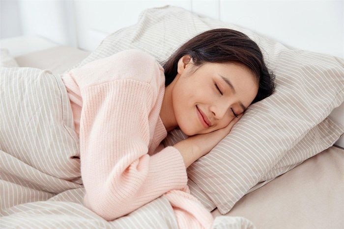 Giúp ngủ ngon hơn:Massage giúp ngủ ngon bởi vì nó kích thích giải phóng serotonin - hoạt chất giúp bạn dễ đi vào giấc ngủ và dopamine - hoạt chất giúp con người cảm thấy thoải mái, phấn chấn. Ảnh minh họa