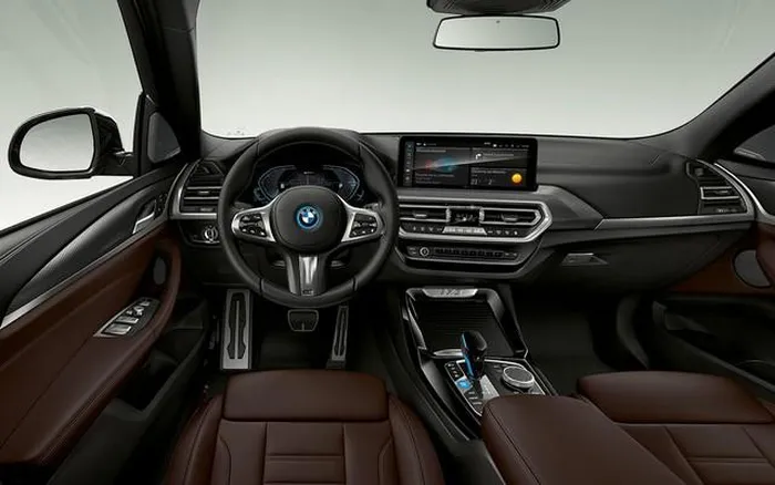 Bộ đôi xe điện hạng sang BMW ra mắt khách Việt
