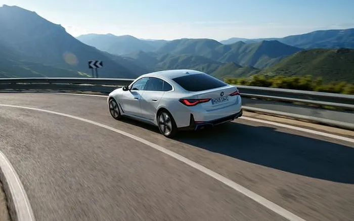 Bộ đôi xe điện hạng sang BMW ra mắt khách Việt