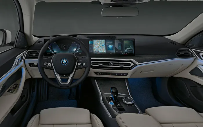 Bộ đôi xe điện hạng sang BMW ra mắt khách Việt
