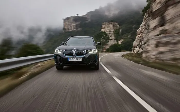 Bộ đôi xe điện hạng sang BMW ra mắt khách Việt