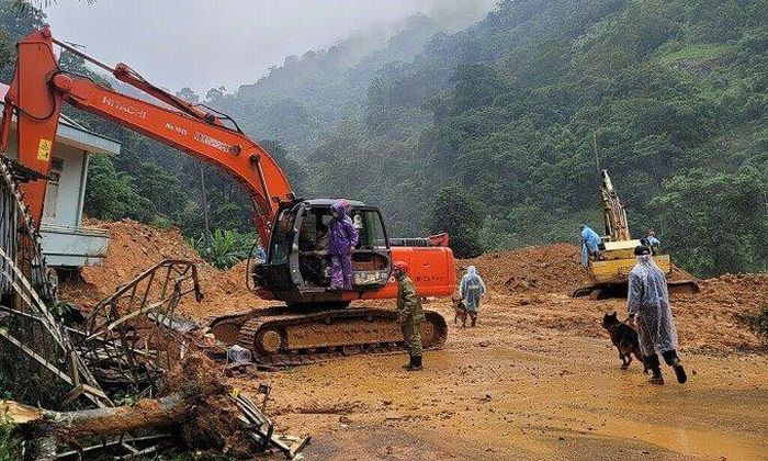 Xe múc, xe ủi đang giải phóng hiện trường sạt lở chốt CSGT, sáng 31/7. Ảnh: P.T