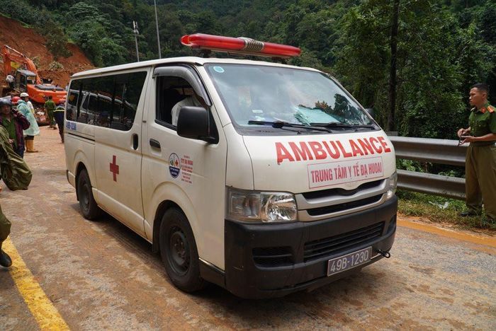 Sau khi được tìm thấy, cơ quan chức năng tiến hành đưa thi thể nạn nhân ra khỏi hiện trường để lo hậu sự