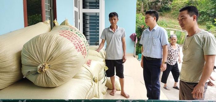  Người dân Mường Vi có thu nhập cao từ gieo cấy giống lúa Séng cù. 