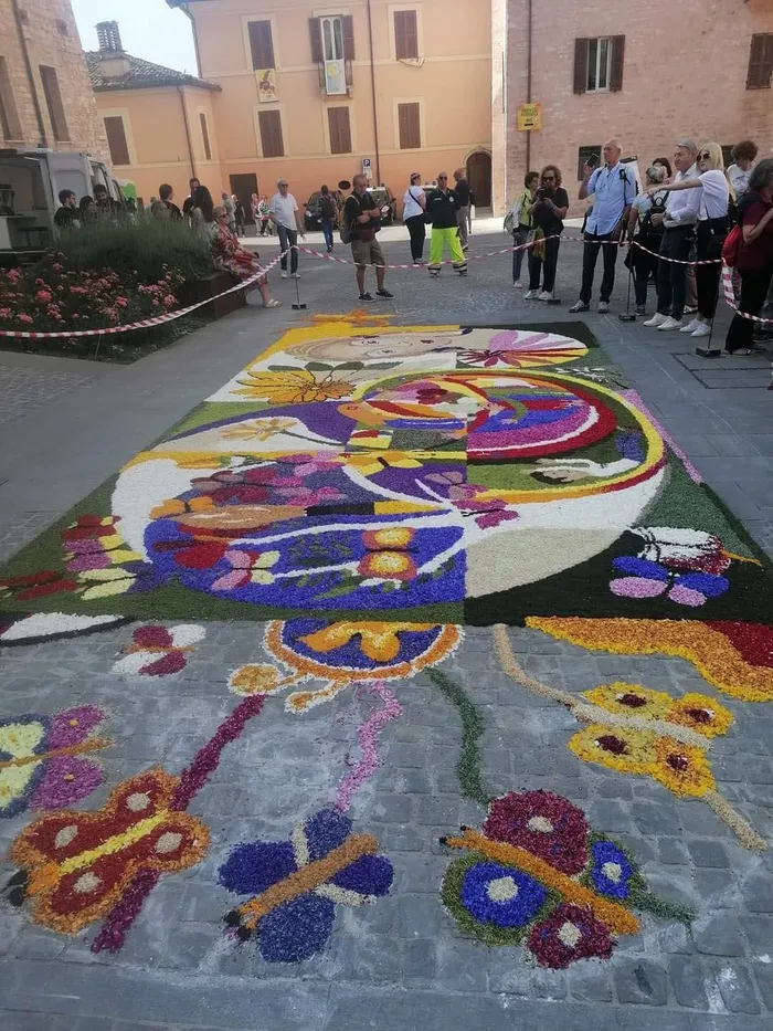Sự nổi tiếng của Spello còn gắn với lễ hội hoa Infiorata với những bức tranh và thảm hoa trên đường phố. Ảnh: Nguyễn Tất Thịnh