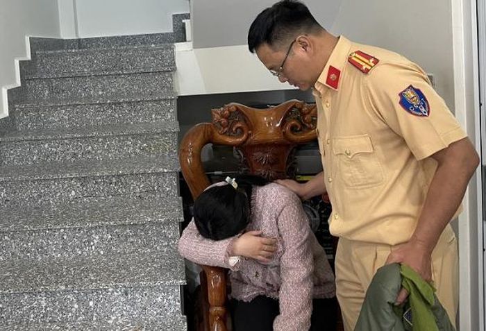 CBCS Phòng CSGT Công an tỉnh Lâm Đồng động viên thân nhân Thượng úy Lê Quang Thành.