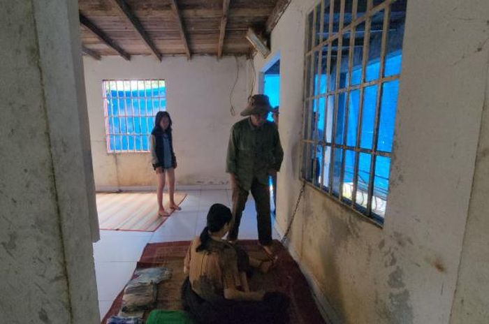Ông Nguyễn Hải Hà mở xích cho các em bị bệnh tâm thần sau khi cơ quan chức năng tới làm việc.