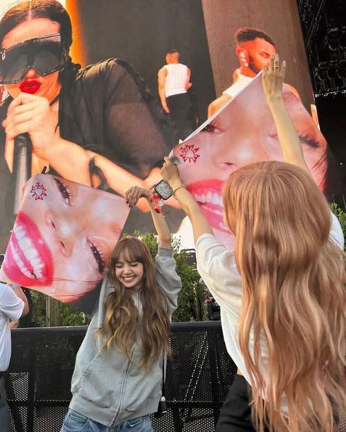 Lisa (trái) và Rosé (phải) tại sân khấu "Coachella 2023” của Rosalía | @lalalalisa_m/Instagram
