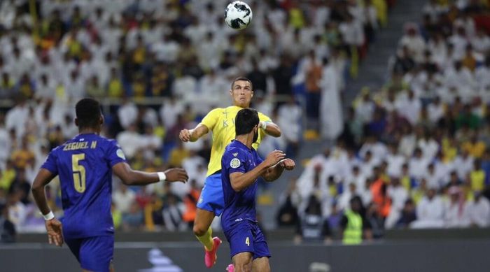 Ronaldo trong pha bật cao ghi bàn