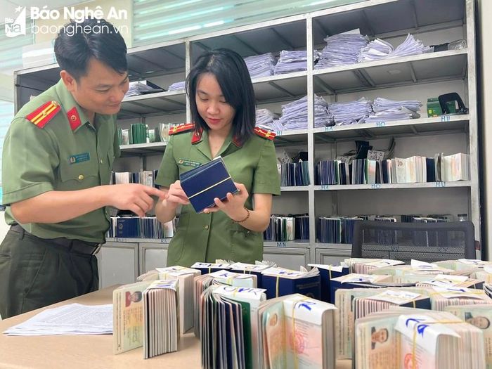 Kiểm tra hộ chiếu trước khi trả cho công dân. Ảnh: PV