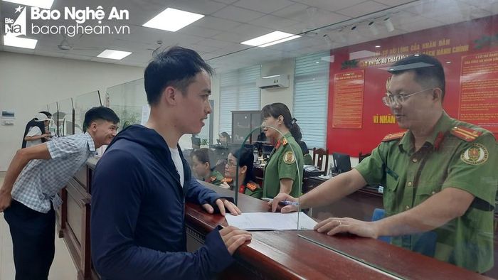 Cán bộ Phòng Quản lý xuất nhập cảnh giải đáp cho người dân thủ tục liên quan đến cấp hộ chiếu. Ảnh: Đ.C
