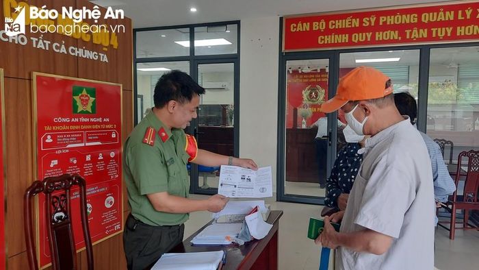 Cán bộ trực tiếp công dân hướng dẫn các bước để làm hộ chiếu online. Ảnh: Đ.C