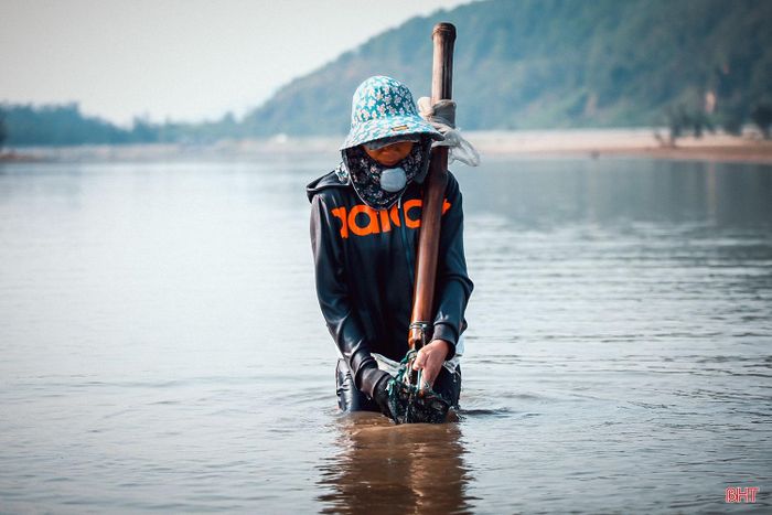 Những người cào nghêu ở Lạch Kèn đa phần là nữ, họ gắn bó với công việc này suốt hàng chục năm qua.