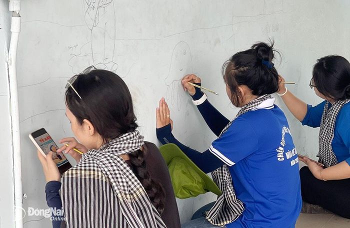 Sinh viên Trường đại học Đồng Nai vẽ tranh trang trí tại Trường THCS Phú Thạnh (H.Nhơn Trạch)