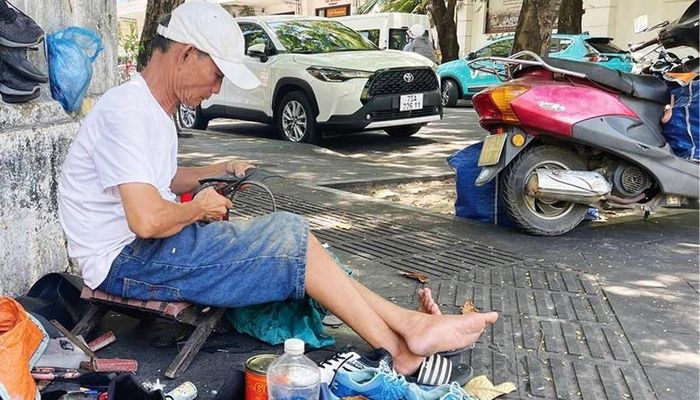 Thợ sửa giày, dép ở góc đường Trương Định