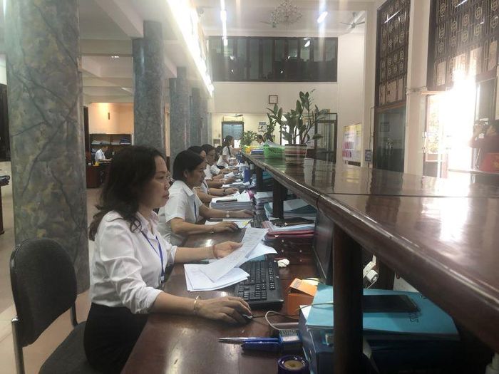 Công chức Kho bac Nhà nước đang thực hiện rà soát các thủ tục thanh toán vốn trên dịch vụ công trực tuyến. Ảnh: H.T