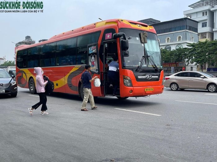 Một xe khách biển 36 chạy 'rùa bò' giữa đường để cho 3 hành khách lên xe.