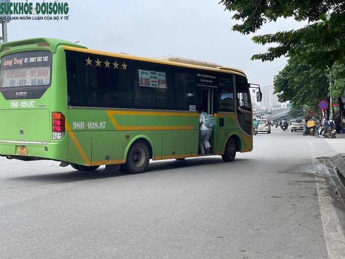 Một nhà xe chạy tuyến Bắc Giang - Mỹ Đình vừa di chuyển qua cầu vượt Mai Dịch hướng đi cầu Thăng Long đã đột ngột tấp vào lề đường đón khách.