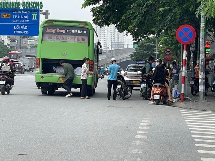 Bất chấp biển cấm dừng đỗ, nhiều xe khách vẫn thản nhiên đỗ xe để đón khách, vận chuyển hàng hóa.