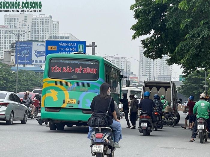 Trước cổng Trường Đại học Ngoại Ngữ (ĐH Quốc gia Hà Nội), tình trạng dừng, đỗ xe, đón, trả khách không đúng nơi quy định vẫn diễn ra một cách ngang nhiên.