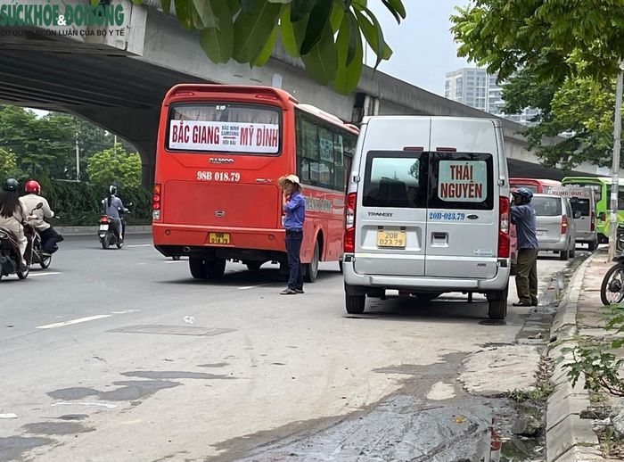 Nhiều xe khách ngang nhiên chiếm dụng lòng đường đỗ thành 2 hàng để bắt khách.