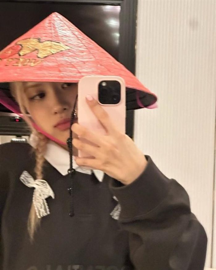 Rosé thích thú selfie với chiếc nón lá được fan tặng trên bài đăng Instagram. (Ảnh: IGNV)