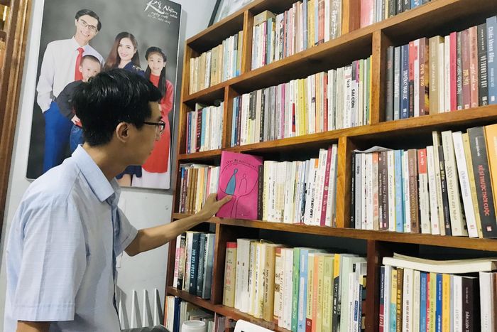 Đến giờ, tủ sách gia đình thầy Trung có khoảng 1.000 đầu sách các loại