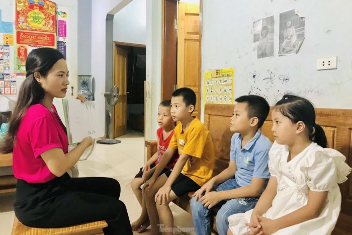 Cô Trần Lệ Phương, Giáo viên Mĩ thuật trường Tiểu học thị trấn Thạch Giám 2, Tương Dương (vợ thầy Trung) giảng dạy những phần các em chưa hiểu.