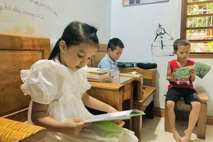 Thư viện mở cửa tất cả các buổi sáng trong tuần, các em học sinh có thể đến đọc sách.